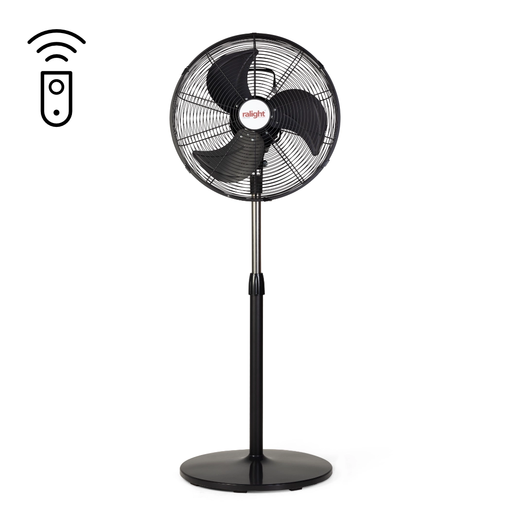Zwarte Ralight statiefventilator met verstelbare hoogte en afstandsbediening voor comfortabele verkoeling